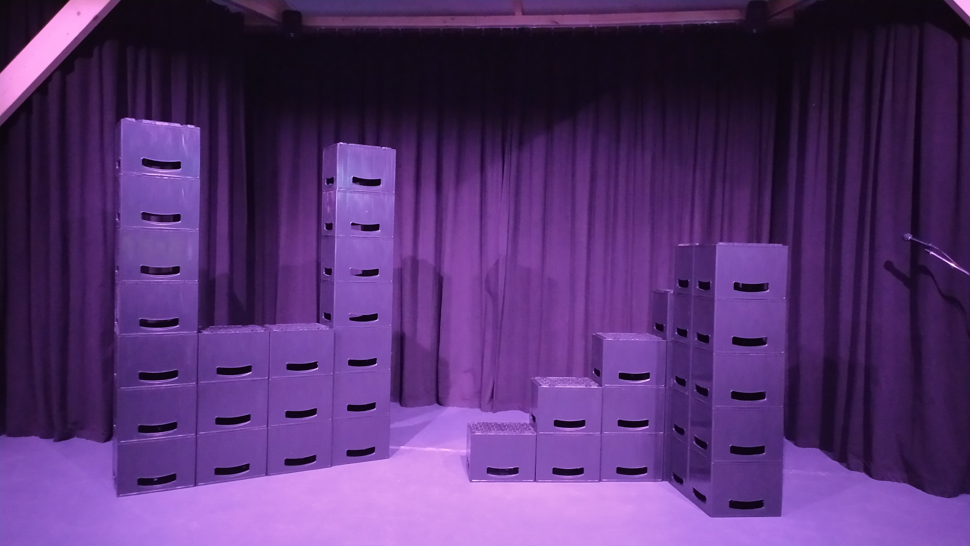 Theateraufführung mit Getränkekisten